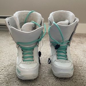 Thirty-Two Summit Women’s Snowboarding Boots Size 9.5